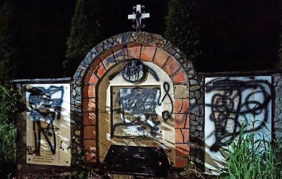Jevtić: Oskrnavljen spomenik žrtvama fašizma Spomenik žrtvama fašizma na putu Štrpce - Brezovica (Foto Tviter/Dalibor Jevtić)