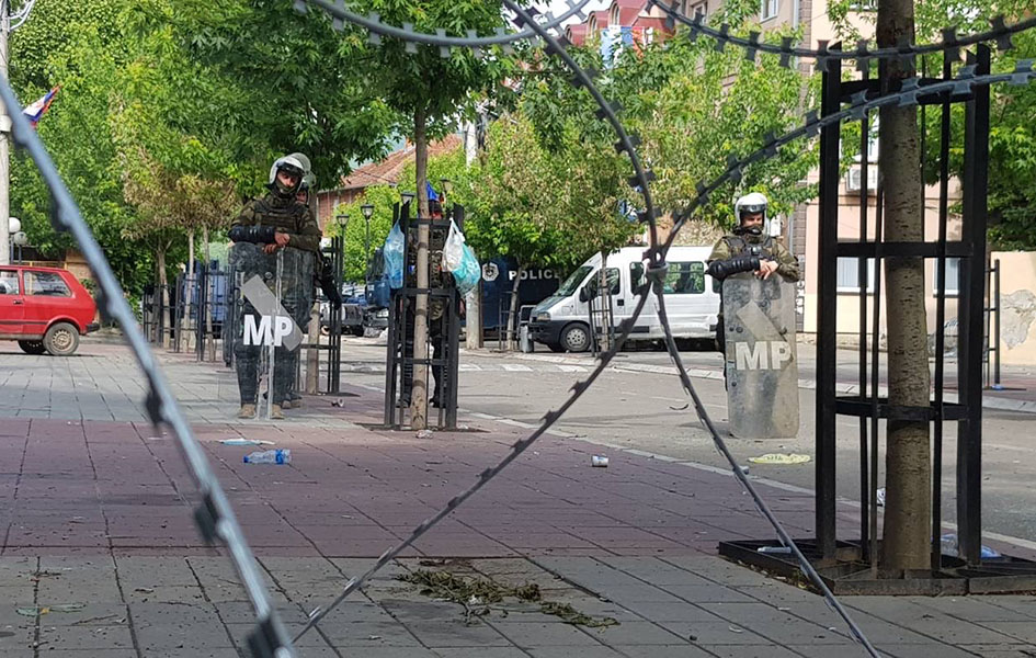 Mirno u Zvečanu Pripadnici Kfor-a ispred Opštine Zvečan (Foto Kim)