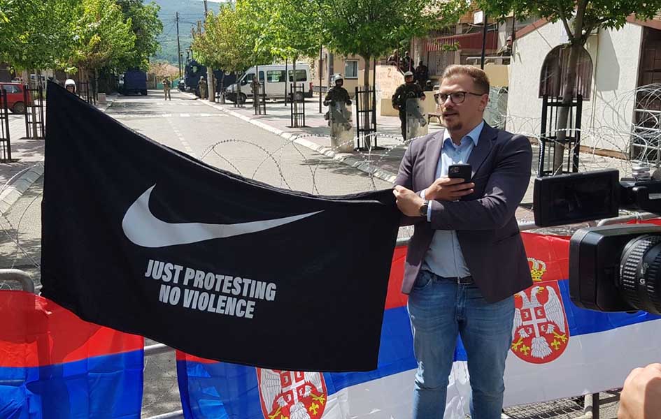 Arsenijević postavio novu zastavu na ogradu: Samo protestujemo, bez nasilja Aleksandar Arsenijević (Foto Kim)