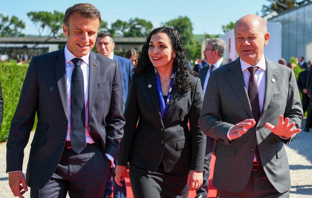 Osmani: Ključna saradnja sa partnerima Emanuel Makron, Vjosa Osmani i Olaf Šolc (Foto Fejsbuk Vjosa Osmani)
