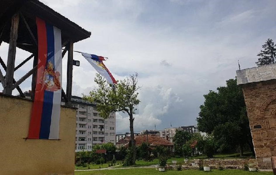 Lipljan, postavljena nova zastava SPC na zvonari Zastave vraćene na zvonik u Lipljanu (Foto RTS)