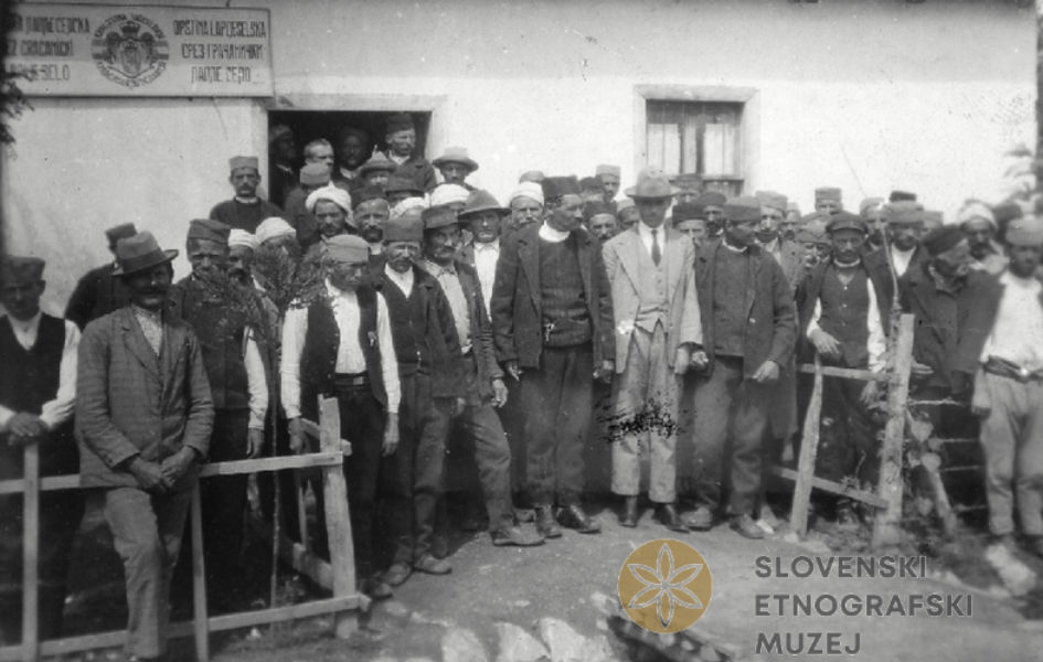 Laplje Selo u pisanim izvorima Ispred Opštine Lapljeselske 17. avgust 1930. godine (Foto Slovenski etnografski muzej, zbirka Mateja Murka)