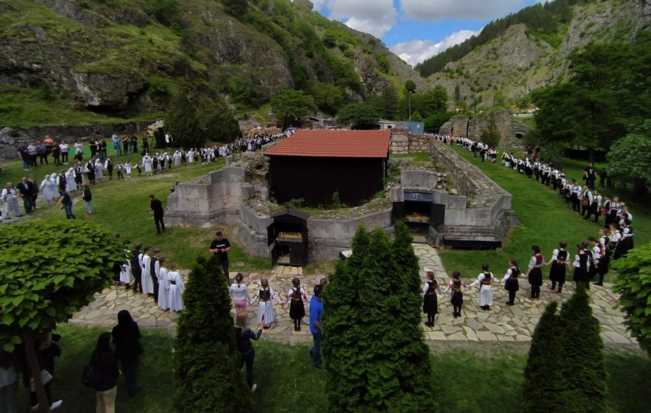 Dečija smotra folklora u Arhangelima: Deco čuvajte ono što su naši preci ostavili Smotra dečijeg folklora u Svetim Arhangelima (Foto: Radio Goraždevac)