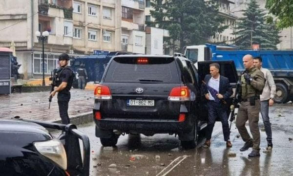 Gradonačelnik Leposavića i dalje u opštinskoj zgradi Ljuljzim Hetemiulazi u opštinsku zgradu (Foto Gazete Express)