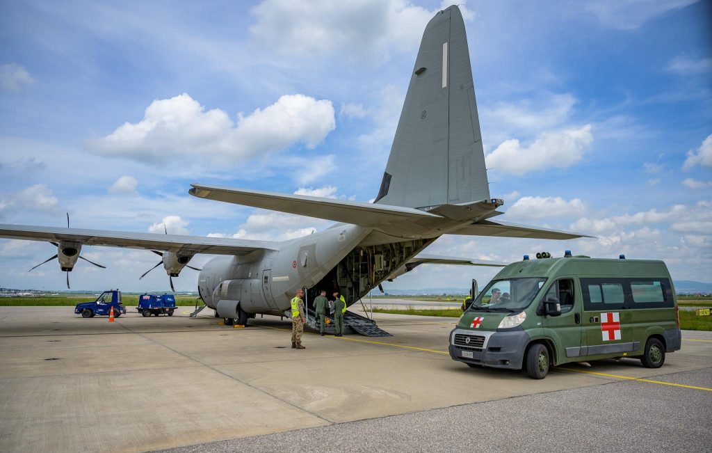 Povređeni italijanski vojnici otputovali u Italiju Italijanski vojnici na aerodromu u Prištini (Foto KFOR)