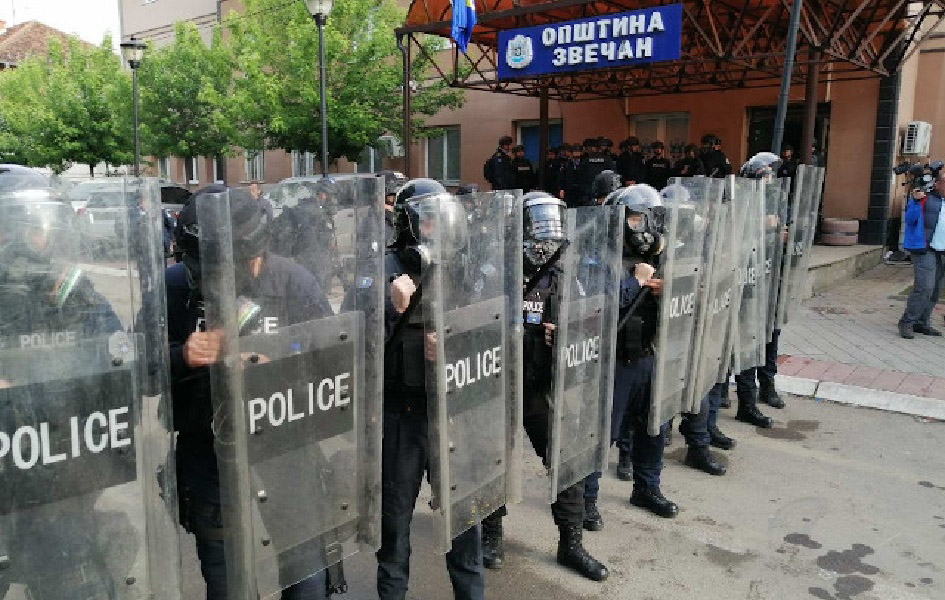 London pozvao Prištinu da ukloni specijalce sa severa Kosova Kordon policije ispred Opštine Zvečan (Foto RTS)