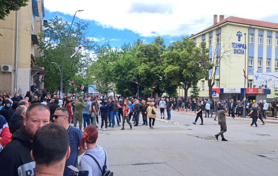 K.Mitrovica: Građani okupljeni kod Tehničke škole, specijalci u Bošnjačkoj
