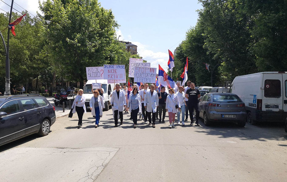 Protestna šetnja od Kosovske Mitrovice do Zvečana u znak podrške uhapšenim Srbima