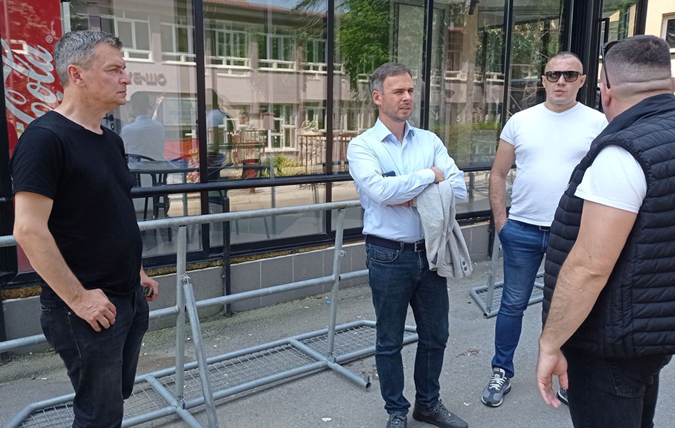 Poslanici srpske opozicije Aleksić i Ćuta u Zvečanu, žučna rasprava među okupljenima