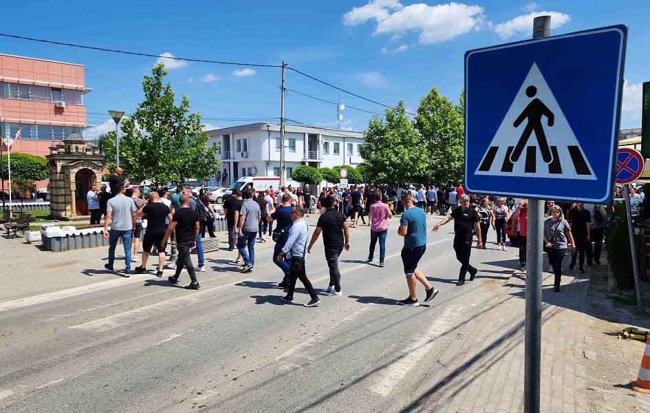 Magistralni put kroz Gračanicu zatvoren za saobraćaj dok traje protest