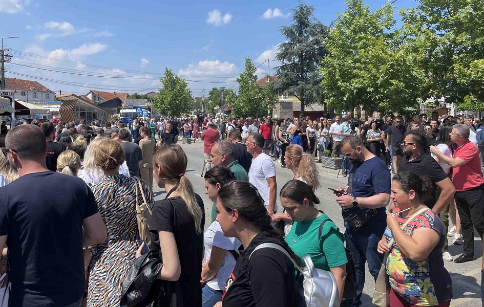 KP o jučerašnjem protestu u Gračanici: Mladić povredio nogu jer je udario vozilo koje je prolazilo