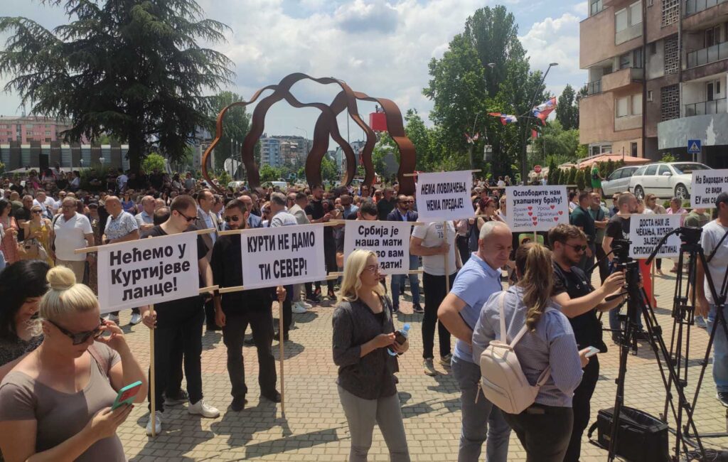 Skup Srba u severnom delu Mitrovice