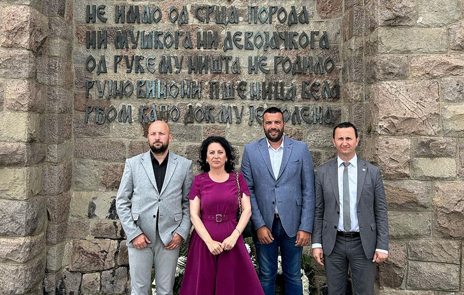 Gradonačelnica Gračanice i gradonačelnik Trebinja položili vence na Gazimestanu