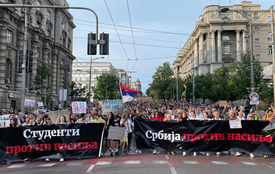 Protesti širom Srbije, lik Olivera Ivanovića na zastavi ispred Pinka