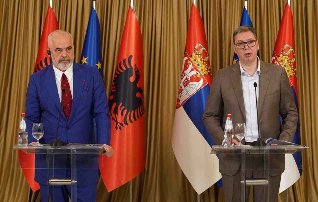 Tenzije na kraju obraćanja Vučića i Rame: „U Srbiji ljudi sami biraju kumove“