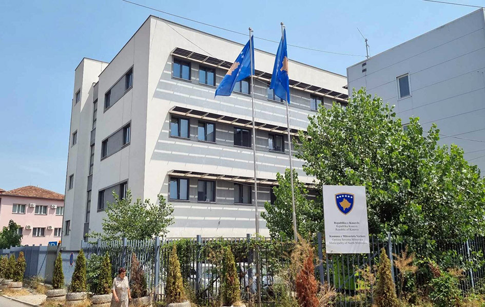 Dve kosovske zastave na jarbolima u dvorištu opštine Severna Mitrovica