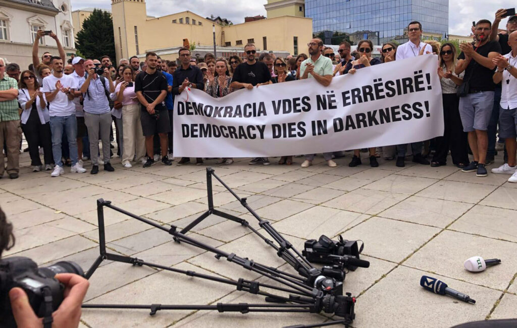 ’’Demokratija umire u mraku’’, novinari završili protest podrške kolegama sa Klan Kosova
