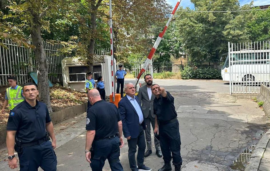 Svećlja i Krasnići posetili Severnu Mitrovicu: Policija „najpouzdanija institucija“ Svećlja i Krasnići u poseti Severnoj Mitrovici (Foto Fejsbuk Dželjalj Svećlja)