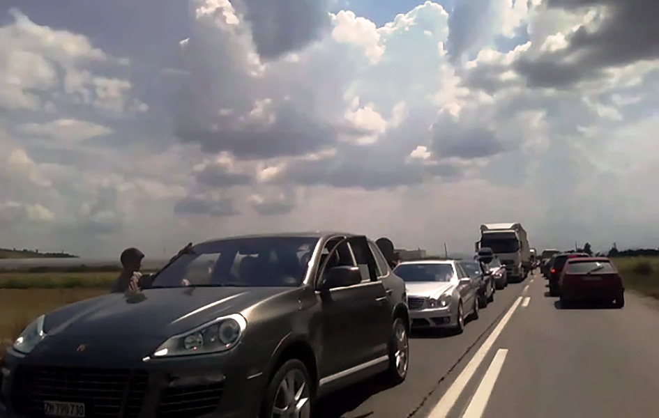 Na prelazu Merdare i danas kolone automobila