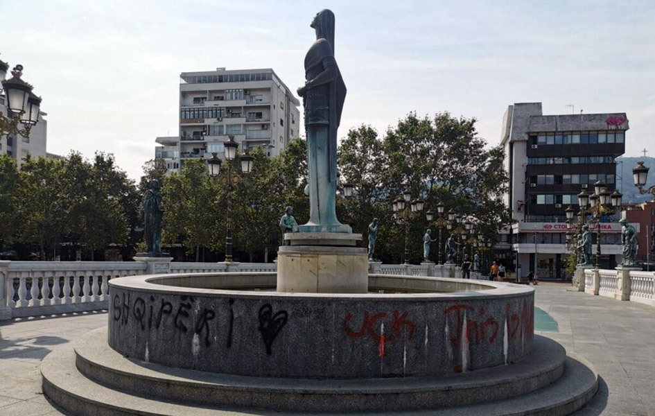 Vulgarne i preteće poruke upućene Makedoncima i Srbiji ispisane u Skoplju