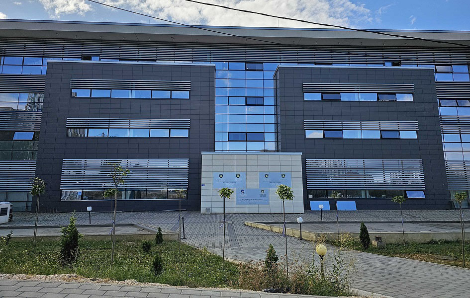 Osumnjičen za prevare uhapšen u Lapljem Selu Osumnjičen za prevare u vezi sa izgradnjom vila uhapšen u Lapljem Selu, saopšteno je medijima iz Osnovnog tužilaštva u Prištini (Foto arhiva Kim)