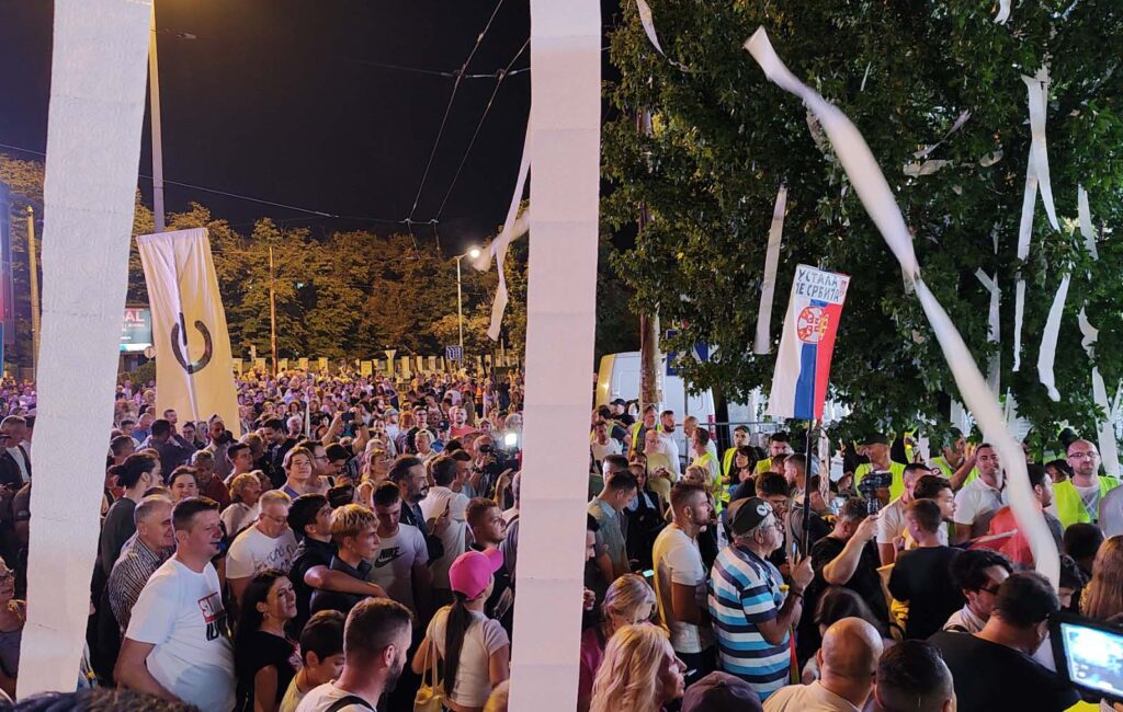 Protest Srbija protiv nasilja završen bacanjem toalet papira na TV Pink