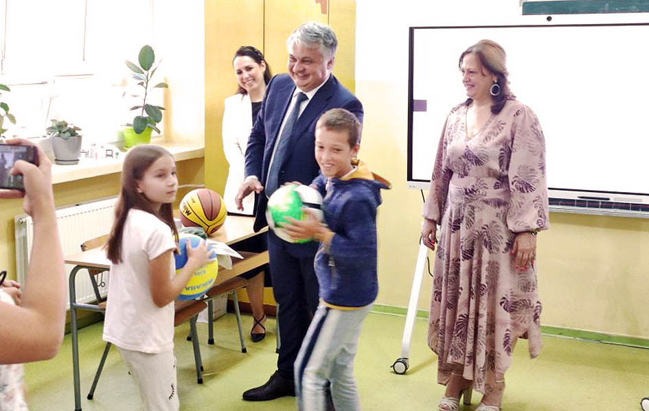 Telekom donira pametne table i sportsku opremu osnovnim školama na Kosovu