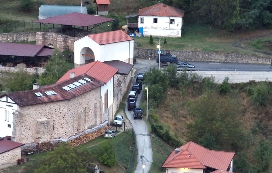 Kurti: Najmanje 30 teško naoružanih profesionalaca napada kosovsku policiju