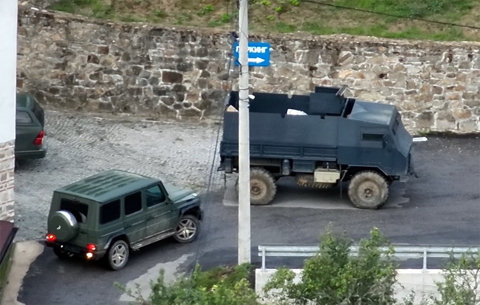 Vojni analitičar: „Blindirano“ vozilo deluje kao „garažna“ modifikacija terenca TAM-110