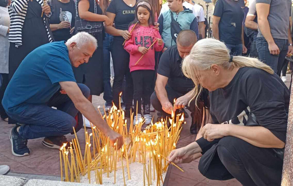 Građani pale sveće u Kosovskoj Mitrovici, Leposaviću i Zvečanu za trojicu ubijenih Srba