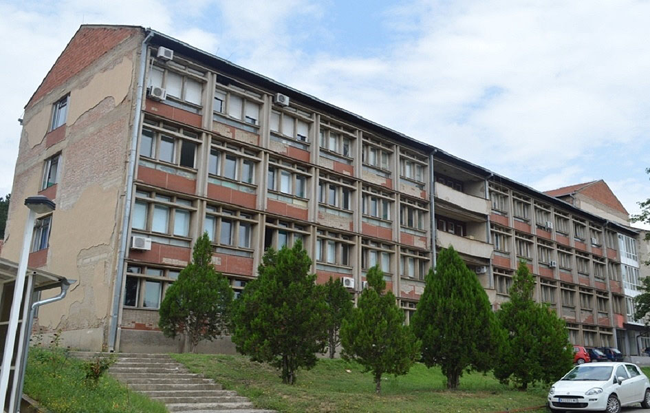 Elek: Kosovski policajci sa dugim cevima nasilno upali u KBC