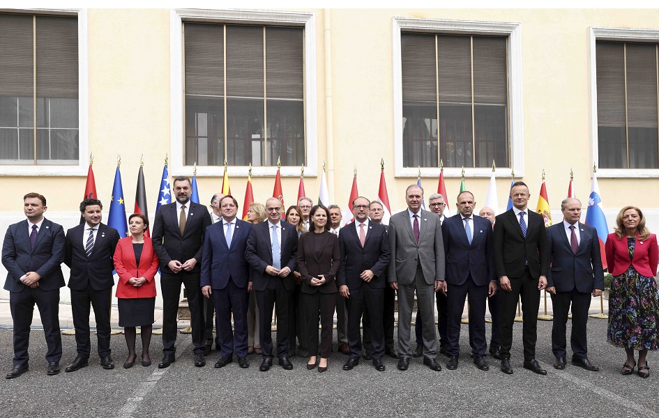 Dačića nema na zajedničkoj fotografiji sa sastanka iz Tirane, zbog zastave Kosova
