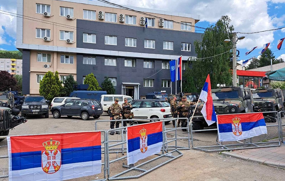 Leposavić: Završen pretres, u magacinu pronađena opštinska vozila