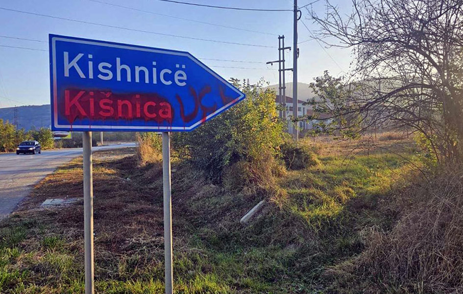 Kišnica: Natpis UČK na saobraćajnom znaku, precrtana oznaka na srpskom
