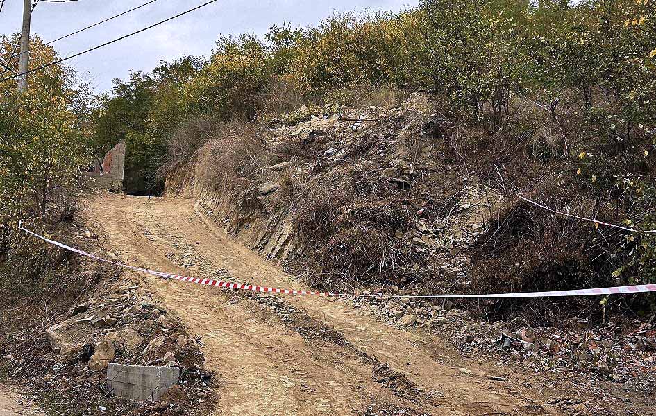 Zaustavljeni radovi na gradnji puta kroz staro groblje u Mitrovici