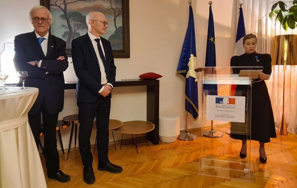 Otvoreno pismo Tatjane Lazarević francuskom ambasadoru zbog pomeranja spomenika Tatjana Lazarević na dobijanju Ordena viteza nacionalnog reda za zasluge (Foto N1)