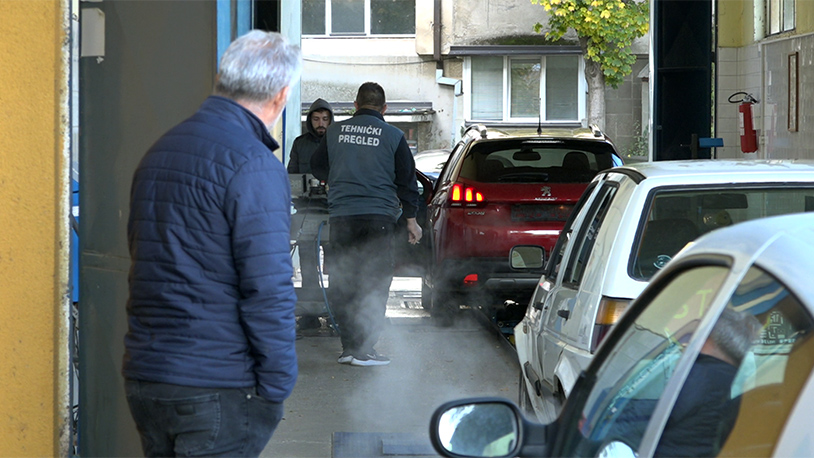 Policija zatražila od Vlade Kosova produženje roka za preregistraciju Čekanje na tehnički pregled radi preregistracije u Severnoj Mitrovici (Foto Kim)
