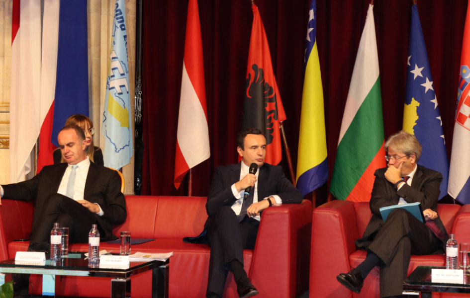 Kurti: Srbija želi da destabilizuje Kosovo i zauzme teritoriju Aljbin Kurti govori na Bečkom ekonomskom forumu, 13. novembar 2023. (Foto Kabinet premijera Kosova)