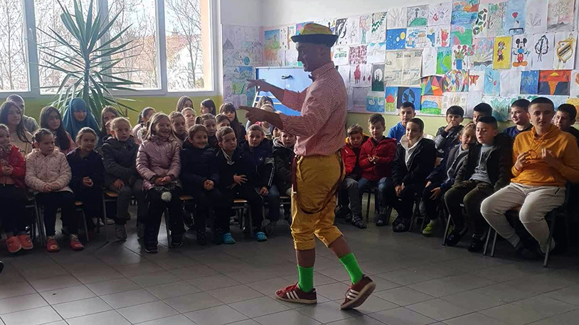 „Luckasti klovnovi“ za učenike u Ljubovištu na Gori Glumac Stefan Mladenović u predstavi „Luckasti klovnovi“ u selu Ljubovište na Gori (Foto Dom kulture „Gračanica“)