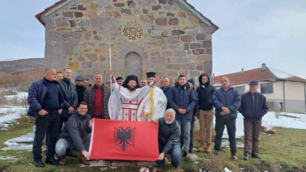 Džufka sa grupom lica ispred pravoslavne crkve (Foto Eparhija raško-prizrenska)