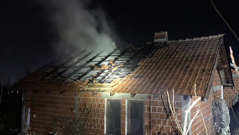 Izgorela povratnička kuća u Belom Polju kod Peći Izgorela povratnička kuća u Belom Polju (Foto Radio Goraždevac)