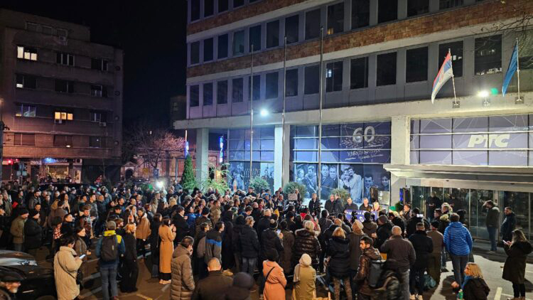 Ispred RTS održan ‘Slobodni dnevnik’ u okviru 11. opozicionog protesta