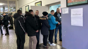 Glasači iz Mitrovice čekaju na glasanje u Raški (Foto Kim)