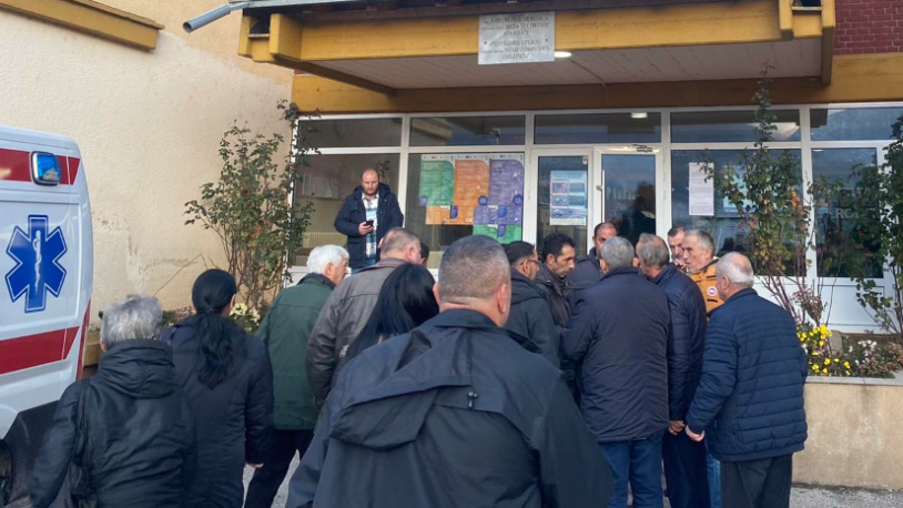 Iz Pećkog okruga na glasanje u Ribariće Glasači iz Pećog okruga čekaju na glasanje (Foto Radio Goraždevac)