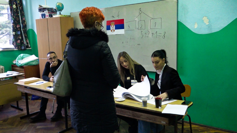 IPSOS i CeSID objavili prvu procenu preliminarnih rezultata parlamentarnih izbora Glasanje Srba iz Mitrovice u Raški (Foto KIm)