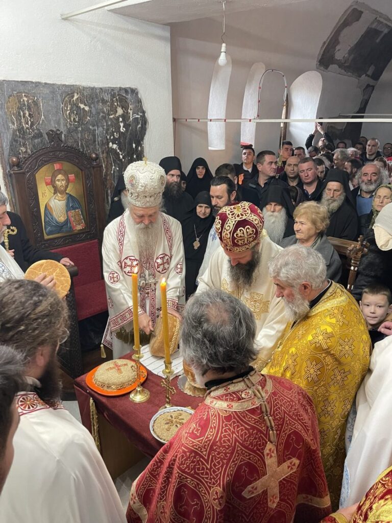 Devič: Vernici iz različitih krajeva na liturgiji povodom obeležavanja slave Svetog Joanikija Devičkog