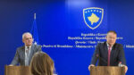 Ministar unutrašnjih poslova Kosova Dželjalj Svećlja i driektor Policije Kosova Gazmend Hodža na konferenciji za medije u Prištini (Foto Kim)