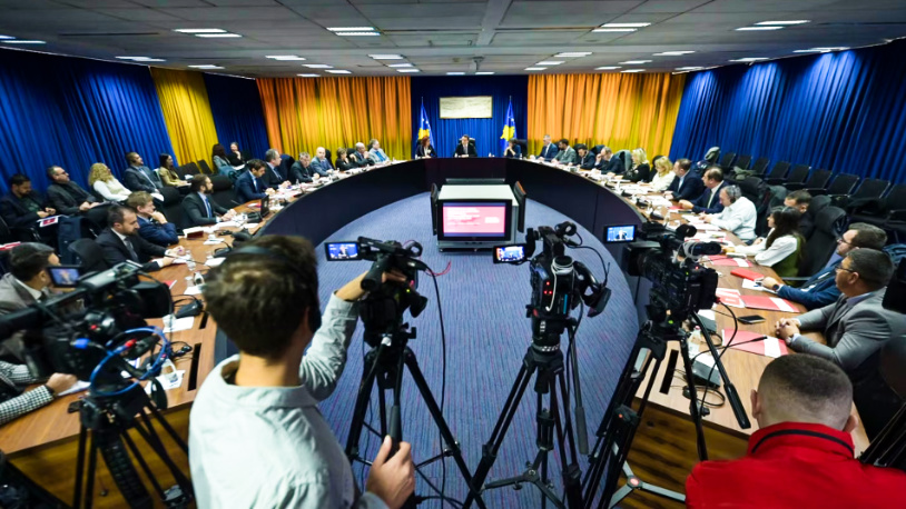 Donatorska konferencija za povratnike Rome, Aškalije i Egipćane Premijer Kosova Aljbin Kurti na donatorskoj konferenciji za povratnike iz zajednica Roma, Aškalija i Egipćana, 12. decembra 2023. (Foto Glas Amerike)