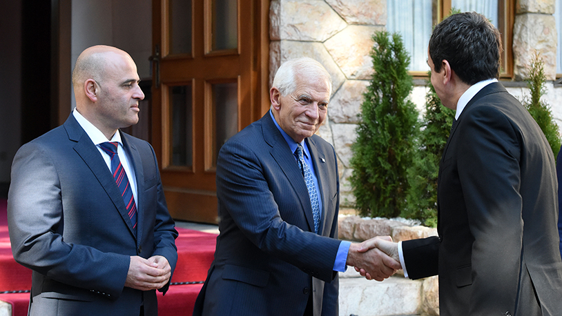 Obaveze iz sporazuma u Ohridu su deo evropskog puta za Kosovo Rukovanje u Ohridu između Albina Kurtija i Žozepa Borela u prisustvu premijera Severne Makedonije Dimitra Kovačevskog, mart 2023. (Foto EC - Audiovisual Service/Robert Atanasovski)
