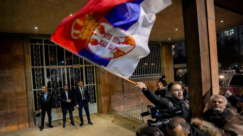 SAD pozivaju Srbiju da odgovori na zabrinutosti u vezi s izborima Protest koalicije Srbija protiv nasilja ispred Republičke izborne komisije (Foto Fonet/AP)